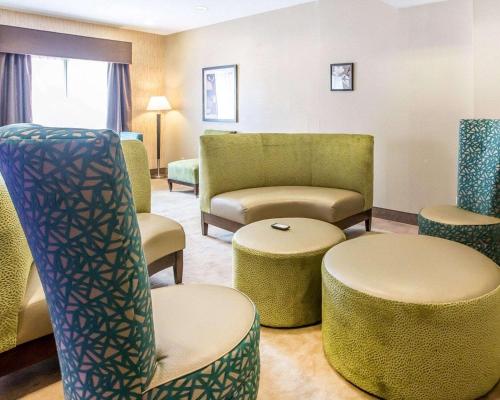 Comfort Inn & Suites near Tinley Park Amphitheater