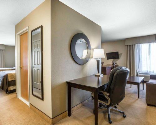 Comfort Inn & Suites near Tinley Park Amphitheater