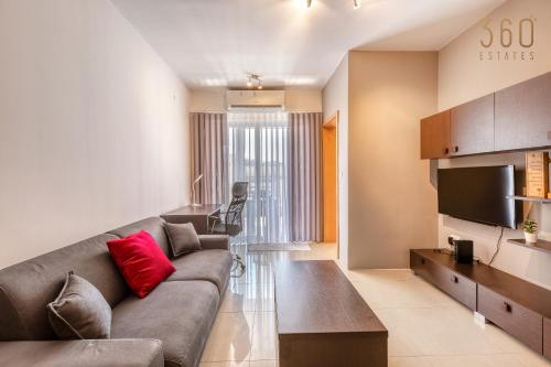 Lovely, cosy 2BR apt with comfy SOFA, WIFI & AC by 360 EStates