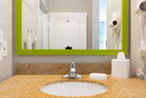 Hampton Inn Elkhorn Lake Geneva Area - image 8
