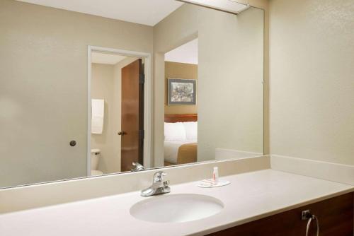 Days Inn by Wyndham Norton in Norton, USA
