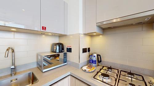 Primestay - Sobha Waves 1BR Maids Room Al Meydan - image 2
