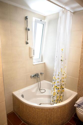 Bristol Sea View Apartments - image 5