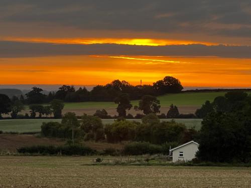 Cosy bungalow with views, walks, garden & parking.