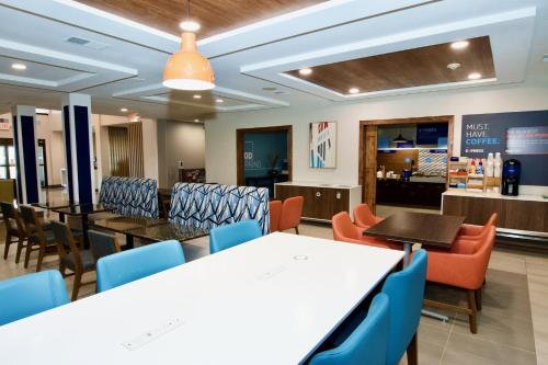 Holiday Inn Express Hotel & Suites St. Charles by IHG Holiday Inn Express Hotel & Suites St. Charles by IHG