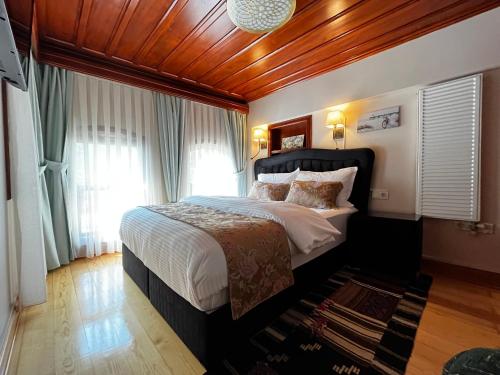 One-Bedroom Apartment image 6