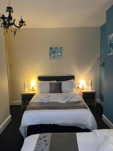 1 double bed, 1 twin bed