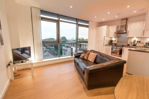 Stylish Heron Apartment, 2 Beds, by CWP (Bedford)