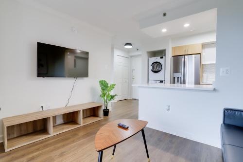 Modern & Charming Apt With Rooftop @pentagon City, Arlington (photo 10)