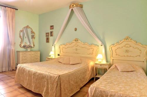 1 queen bed, 1 twin bed