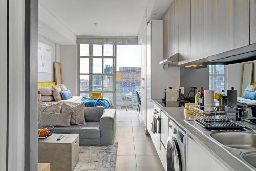 Emily - Sunny 1 bed Apartment with stunning City & Ocean Views