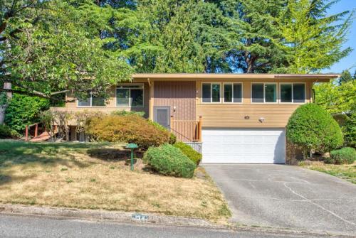 Stylish spacious home with AC downtown Bellevue