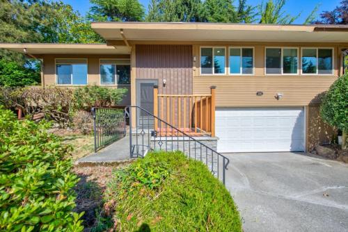 Stylish spacious home with AC downtown Bellevue