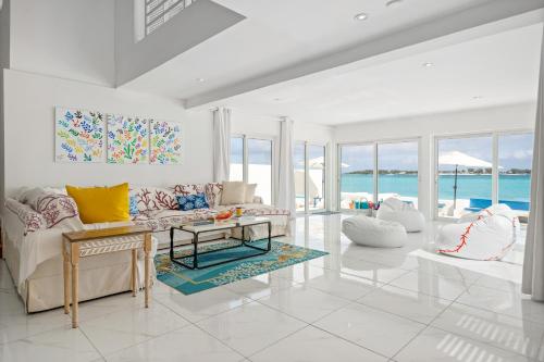 Modern, Stunning Bright Central Beach Villa