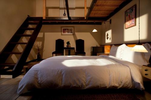 1 queen bed, 2 twin beds