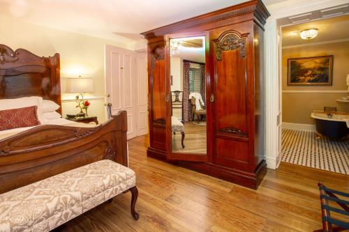 George Whitfield - Classic Queen Room image 6