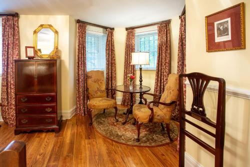George Whitfield - Classic Queen Room image 7