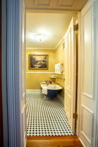 George Whitfield - Classic Queen Room image 8
