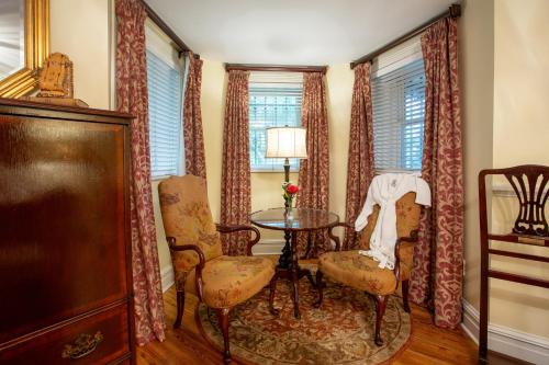 George Whitfield - Classic Queen Room image 2