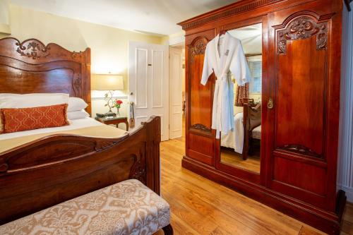 George Whitfield - Classic Queen Room image 9