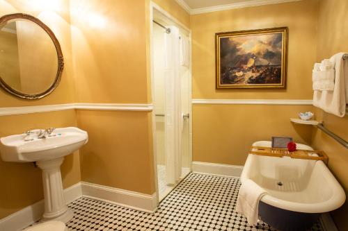 George Whitfield - Classic Queen Room image 10