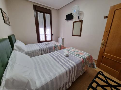 Twin Room with Shared Bathroom image 3