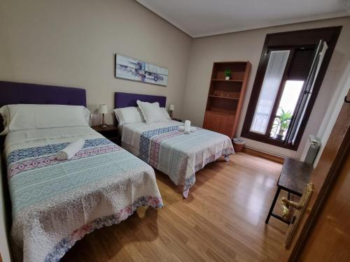 Triple Room with Shared Bathroom image 3