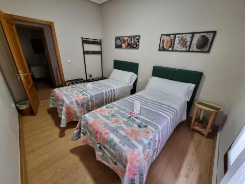 Twin Room with Shared Bathroom image 1