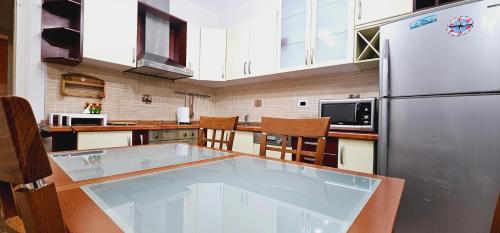 Discover Tirana from our 3-room apartment with free parking-Komuna e Parisit, Tirana (photo 8)