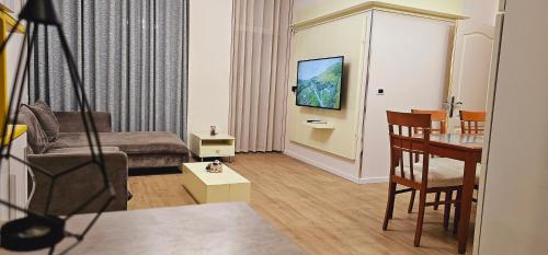 Discover Tirana from our 3-room apartment with free parking-Komuna e Parisit, Tirana (photo 4)