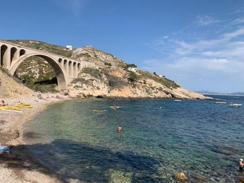 Joli appartement avec chambre et grande terrasse à deux pas de la mer - Location saisonnière - Sausset-les-Pins