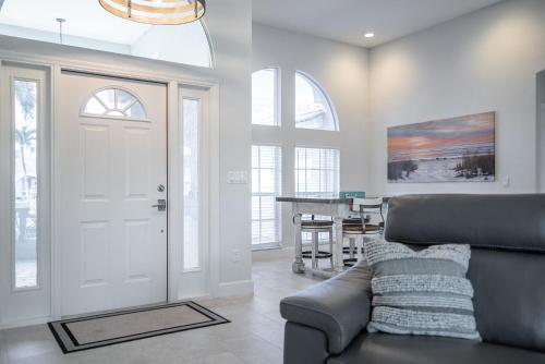 STUNNING Gulf Access Villa with Heated Pool - Villa Southern Paradise - Roelens Vacations - image 10
