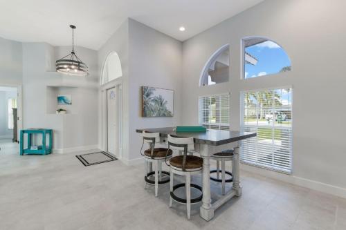 STUNNING Gulf Access Villa with Heated Pool - Villa Southern Paradise - Roelens Vacations - image 5