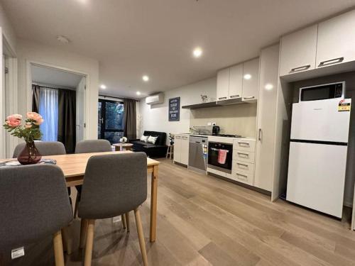 Stunning 2BR 1BA Apt with Free Parking In Boxhill