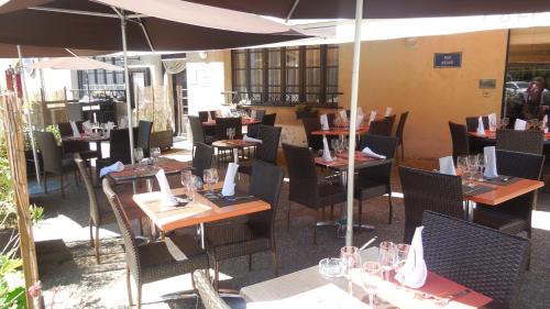 陽台/露台, Logis Hotel Restaurant des Voyageurs in 蓬德薩拉爾