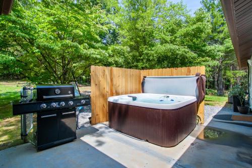 Dogwood Vista - Hot Tub, Firepit, & Volleyball! in Kodak, USA