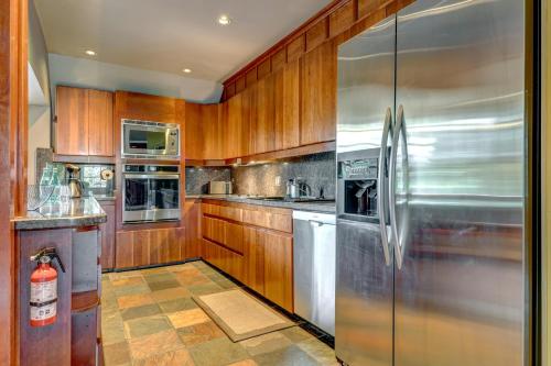 The Royal Suite - Village Penthouse, Private Hot Tub with Mountain Views in Whistler, Canada