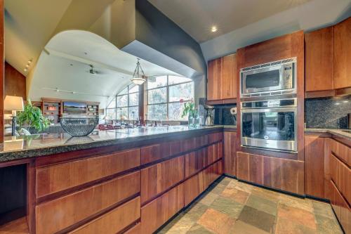 The Royal Suite - Village Penthouse, Private Hot Tub with Mountain Views in Whistler, Canada