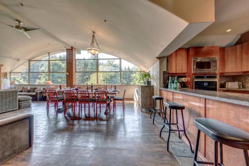 The Royal Suite - Village Penthouse, Private Hot Tub with Mountain Views in Whistler, Canada