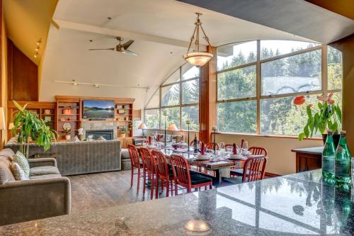 The Royal Suite - Village Penthouse, Private Hot Tub with Mountain Views in Whistler, Canada
