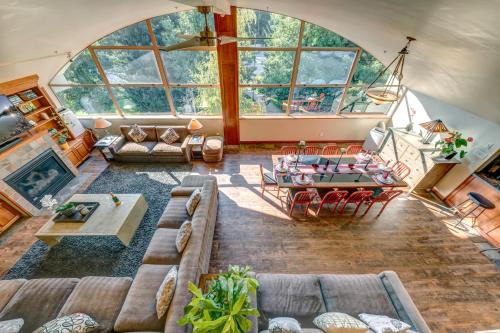 The Royal Suite - Village Penthouse, Private Hot Tub with Mountain Views in Whistler, Canada