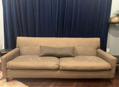 Spacious Guest Suite - Private Entrance From Street