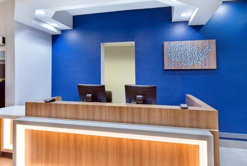 Lobby, Microtel Inn & Suites by Wyndham Columbus North in Columbus (GA)