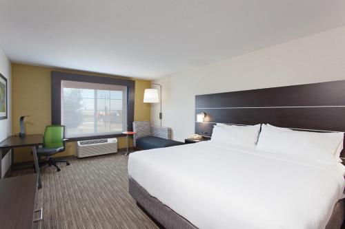 Holiday Inn Express & Suites Oakland - Airport, an IHG Hotel