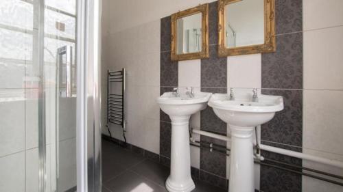 The Walrus Bar and Hostel - image 4