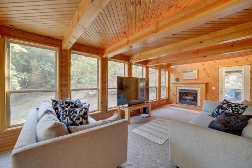 Lake Eufaula Retreat with Boat Slip and Fireplace! in Stigler, USA