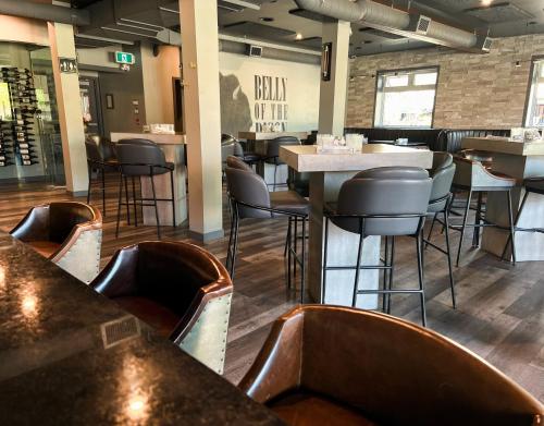 Restaurant, Edgewater Hotel in Whitehorse (YT)