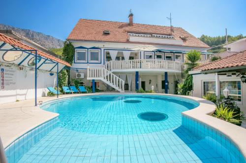 Family friendly apartments with a swimming pool Sumpetar, Omis - 21633