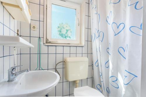 Three-Bedroom Apartment with Terrace and Sea View image 10