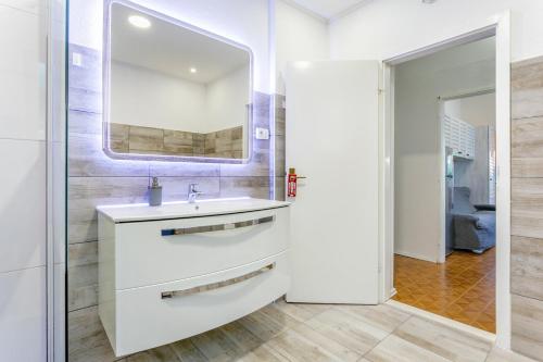 Two-Bedroom Apartment with Terrace and Sea View image 10